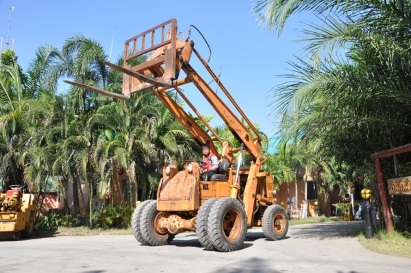 ขายรถตักKOMATSU SD20 สวยเดิมจากญี่ปุ่น2ตัน งากระดก ยังไม่เคยใช้ในไทย 155,000เท่านั้น