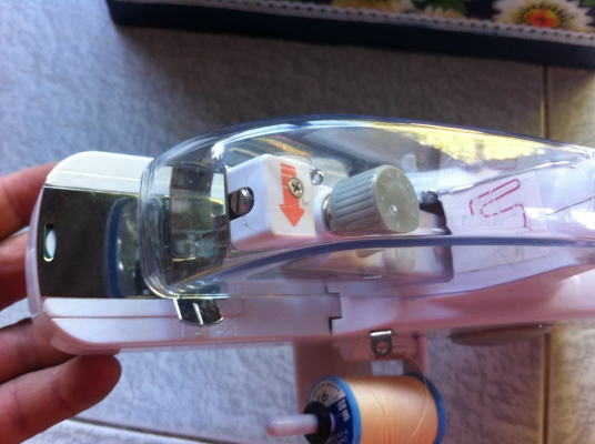 จักรเย็บผ้า ROYAL จากญี่ปุ่น เป็นจักรพกพาใช้แค่จับหรือยึดกับขอบโต็ะได้เลย จักรเย็บผ้า ROYAL จากญี่ปุ่น เป็นจักรพกพาใช้แค่จับหรือยึดกับขอบโต็ะได้เลย