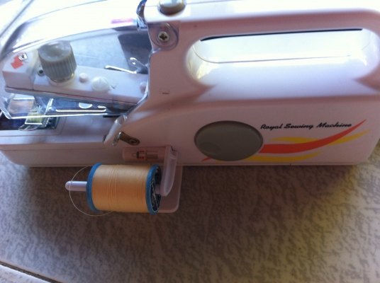 จักรเย็บผ้า ROYAL จากญี่ปุ่น เป็นจักรพกพาใช้แค่จับหรือยึดกับขอบโต็ะได้เลย จักรเย็บผ้า ROYAL จากญี่ปุ่น เป็นจักรพกพาใช้แค่จับหรือยึดกับขอบโต็ะได้เลย