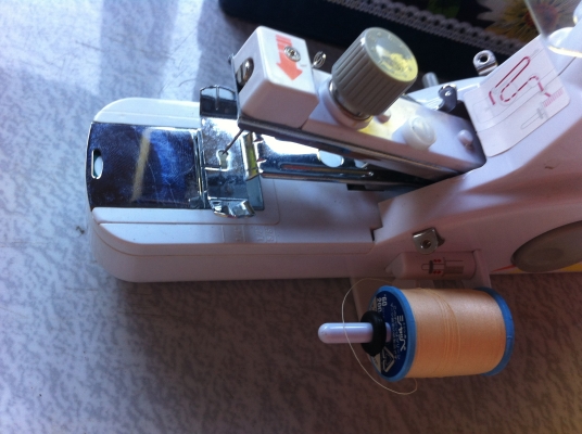 จักรเย็บผ้า ROYAL จากญี่ปุ่น เป็นจักรพกพาใช้แค่จับหรือยึดกับขอบโต็ะได้เลย จักรเย็บผ้า ROYAL จากญี่ปุ่น เป็นจักรพกพาใช้แค่จับหรือยึดกับขอบโต็ะได้เลย