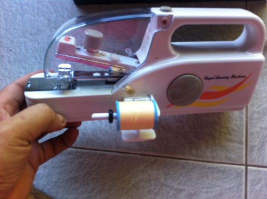 จักรเย็บผ้า ROYAL จากญี่ปุ่น เป็นจักรพกพาใช้แค่จับหรือยึดกับขอบโต็ะได้เลย