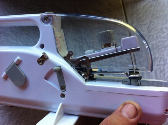 จักรเย็บผ้า ROYAL จากญี่ปุ่น เป็นจักรพกพาใช้แค่จับหรือยึดกับขอบโต็ะได้เลย จักรเย็บผ้า ROYAL จากญี่ปุ่น เป็นจักรพกพาใช้แค่จับหรือยึดกับขอบโต็ะได้เลย