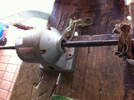 แท่นเจียร์แกนคู่ YAMABICHI มีก้านต่อยาวเอามาเพื่อขัดชิ้นงานให้มาด้วยสองอัน แท่นเจียร์แกนคู่ YAMABICHI มีก้านต่อยาวเอามาเพื่อขัดชิ้นงานให้มาด้วยสองอัน