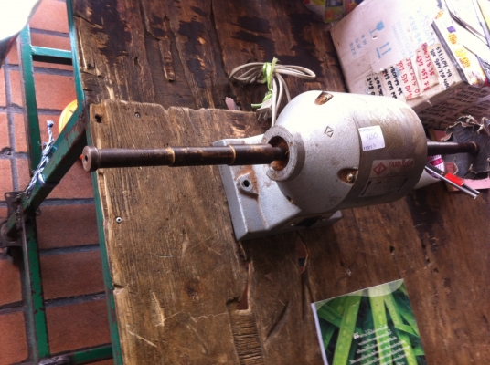 แท่นเจียร์แกนคู่ YAMABICHI มีก้านต่อยาวเอามาเพื่อขัดชิ้นงานให้มาด้วยสองอัน แท่นเจียร์แกนคู่ YAMABICHI มีก้านต่อยาวเอามาเพื่อขัดชิ้นงานให้มาด้วยสองอัน