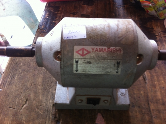 แท่นเจียร์แกนคู่ YAMABICHI มีก้านต่อยาวเอามาเพื่อขัดชิ้นงานให้มาด้วยสองอัน แท่นเจียร์แกนคู่ YAMABICHI มีก้านต่อยาวเอามาเพื่อขัดชิ้นงานให้มาด้วยสองอัน