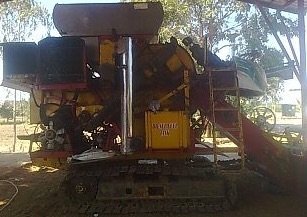 ขายด่วน รถเกี่ยวข้าวเกษตรพัฒนา รุ่นปลดหนี้ ปี 52 เครื่องยนต์ 195 HP 6HE1 อุ้ม 2.5 ตัน ปั๊ม DAIKIN เบอร์ 22 ช่วงล่าง 10HT ตัวเดินใหญ่ รถสภาพดีสุดๆครับพร้อมทำงานได้เลย ราคาต่อรองได้ครับ