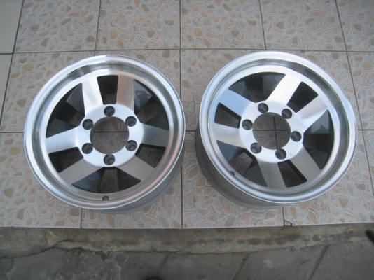 ขายล้อแม็กมือสอง 15"x7" et-5 6รู139.7 สนใจติดต่อเล็กคลองสามครับ 081-3747940