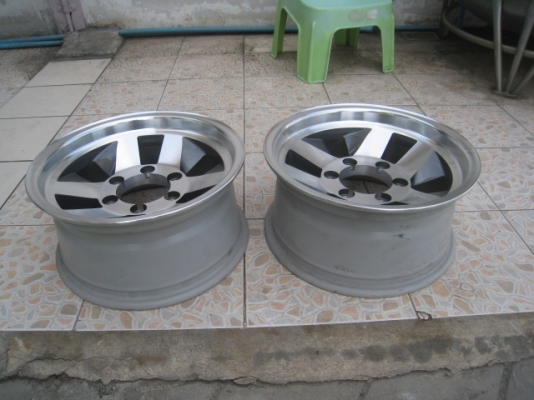 ขายล้อแม็กมือสอง 15"x7" et-5 6รู139.7 สนใจติดต่อเล็กคลองสามครับ 081-3747940