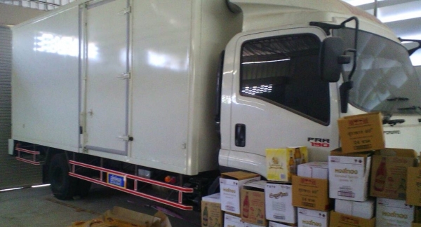 ISUZU FRR 190 HP 4HK1 EURO3 ปี 55 รถสวยจัดรอบคัน ใช้งานน้อย 270 กม. กระบะตู้แห้ง 4 บานความยาว 5.50 เมตรอย่างสวย ภายในเก๋งคอนโซลสวยครบ CD แอร์ พวงมาลัยเพาเวอร์ ระบบเบรคทริ๊ปฟี้ ช่วงล่างแน่นยางสภาพเต็มดี 90\% พร้อมใช้งาน เอกสารเล่มทะเบียน ราคาต่อรองได้ครับ