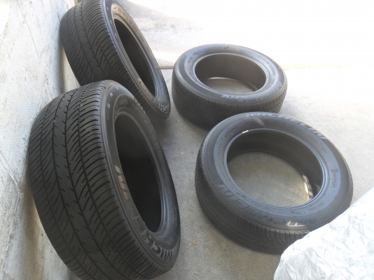 ยาง MICHELIN 215/60R16ปี11 สวยๆ 4 เส้น ราคา 2200 บาท