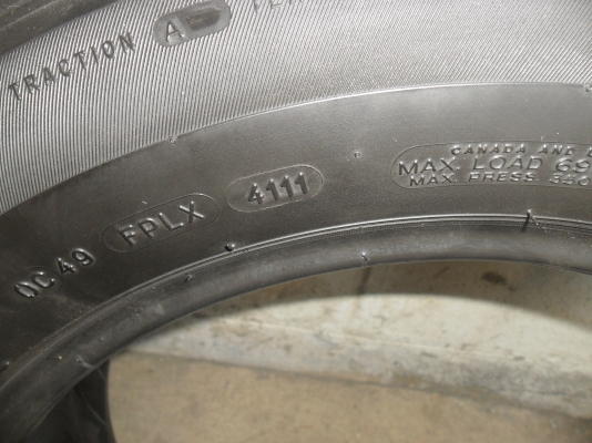 ยาง MICHELIN 215/60R16ปี11 สวยๆ 4 เส้น ราคา 2200 บาท