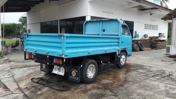 รถบรรทุก 6 ล้อ ISUZU NKR 88 แรงม้า 4 สูบ  น็อต 5 ตัว