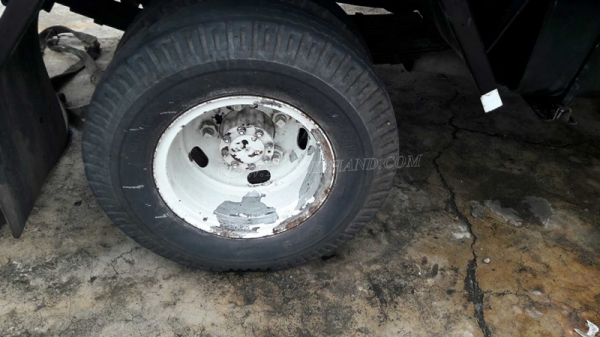 รถบรรทุก 6 ล้อ ISUZU NKR 88 แรงม้า 4 สูบ  น็อต 5 ตัว