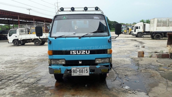 รถบรรทุก 6 ล้อ ISUZU NKR 88 แรงม้า 4 สูบ  น็อต 5 ตัว