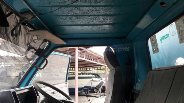 รถบรรทุก 6 ล้อ ISUZU NKR 88 แรงม้า 4 สูบ  น็อต 5 ตัว