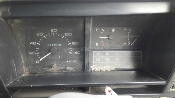 รถบรรทุก 6 ล้อ ISUZU NKR 88 แรงม้า 4 สูบ  น็อต 5 ตัว