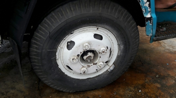 รถบรรทุก 6 ล้อ ISUZU NKR 88 แรงม้า 4 สูบ  น็อต 5 ตัว