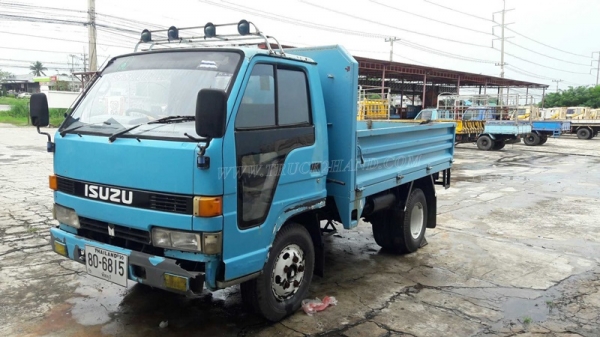 รถบรรทุก 6 ล้อ ISUZU NKR 88 แรงม้า 4 สูบ  น็อต 5 ตัว