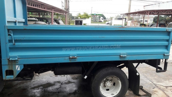 รถบรรทุก 6 ล้อ ISUZU NKR 88 แรงม้า 4 สูบ  น็อต 5 ตัว