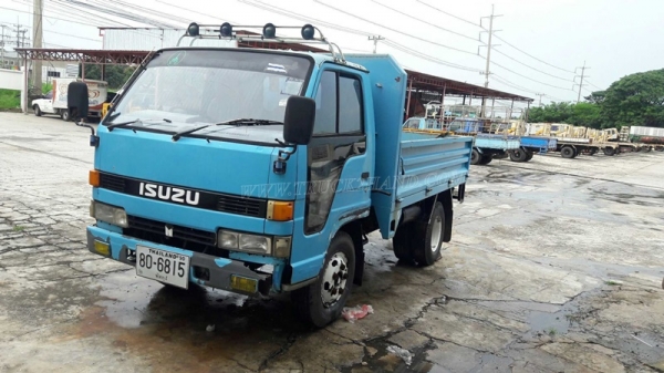 รถบรรทุก 6 ล้อ ISUZU NKR 88 แรงม้า 4 สูบ  น็อต 5 ตัว