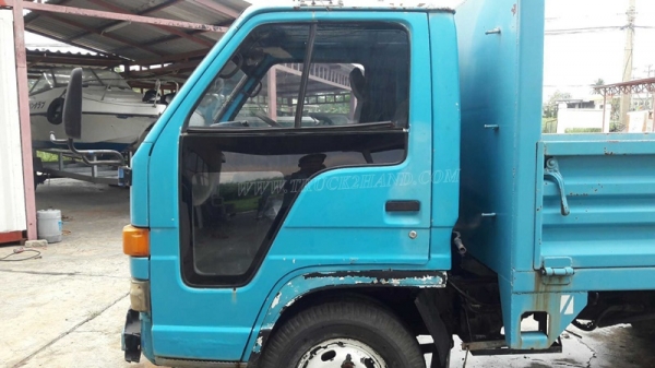 รถบรรทุก 6 ล้อ ISUZU NKR 88 แรงม้า 4 สูบ  น็อต 5 ตัว