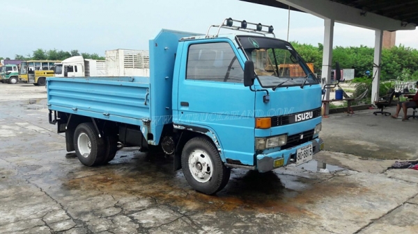รถบรรทุก 6 ล้อ ISUZU NKR 88 แรงม้า 4 สูบ  น็อต 5 ตัว