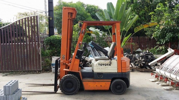 รถโฟล์คลิฟต์ TOYOTA  เก่าญี่ปุ่น ขนาด 1.5 ตัน เครื่องยนต์เบนซิน พวงมาลัยเพาเวอร์ ยางตัน  ยกสูง 5.5 เมตร  สภาพดีพร้อมใช้งาน