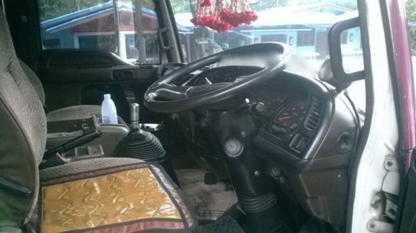 รถอีซูซุ 10 ล้อ หลังถนน 195 แรงม้า. ปี 41  สนใจติดต่อ 081 - 6079515