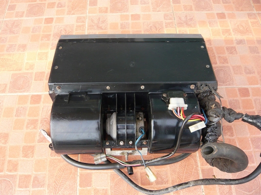 ขายตู้แอร์แขวนหน้าปรับได้แบบสามช่อง 1150 บาท