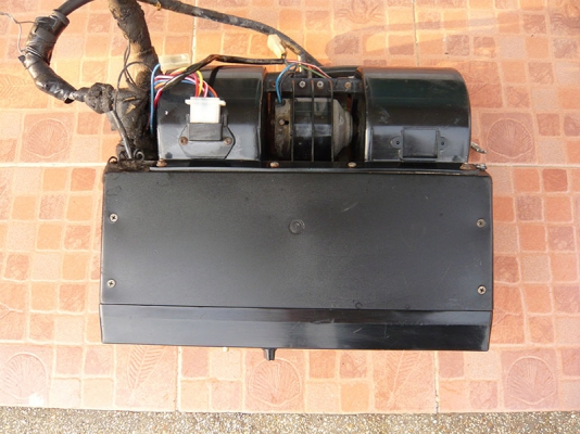 ขายตู้แอร์แขวนหน้าปรับได้แบบสามช่อง 1150 บาท