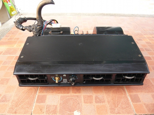 ขายตู้แอร์แขวนหน้าปรับได้แบบสามช่อง 1150 บาท