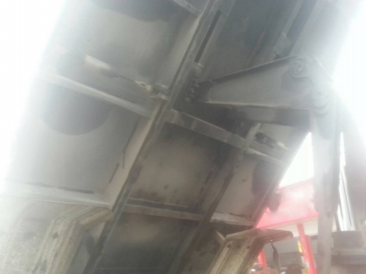 รถอีซูซุ 6 ล้อดั้ม 210 แรงม้า. ปี 55  ( รถวิ่ง 4x,xxx กม. )   สนใจติดต่อ 081 - 6079515