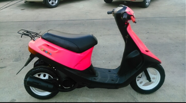 ขายรถป๊อบ HONDA. DIO. สีชมพู สภาพดีพร้อมใช้งาน เครื่องดี สตาร์ดติดง่าย เครื่องฟิตมาไหม่ไหม่เลย สีสวยโอเค ระบบไฟติดครบหมด ซื้อปัยใช้ยาวยาวเลยคับ ขอขาย 7900 บาท * ส่งทั่วไทย กทมส่งฟรีเหมือนเดิม*