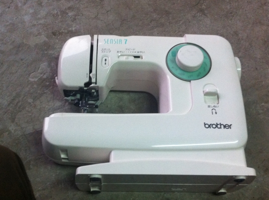 จักรเย็บผ้า brother เป็นรุ่นกดเดินและหยุดหน้าเครื่องเครื่องสวยพร้อมใช้งาน จักรเย็บผ้า brother เป็นรุ่นกดเดินและหยุดหน้าเครื่องเครื่องสวยพร้อมใช้งาน