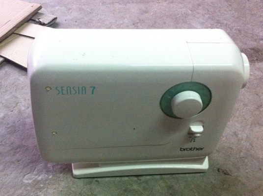 จักรเย็บผ้า brother เป็นรุ่นกดเดินและหยุดหน้าเครื่องเครื่องสวยพร้อมใช้งาน