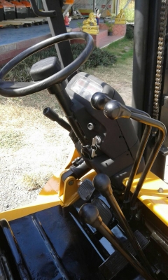 ต้อนรับปีใหม่ด้วยรถยกสภาพสวยจัด ขนาด 2.5 ตัน เสาสูง 4 เมตร ยางใหม่ 4 เส้น