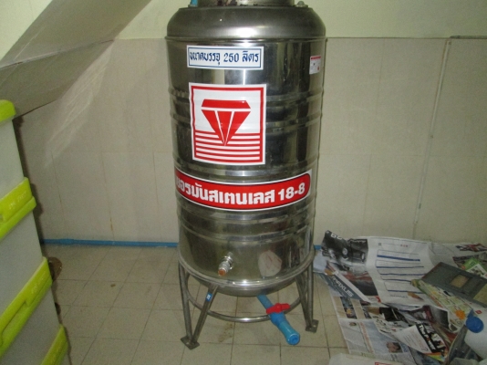 คุณหน่อยชลบุรึจบแล้ว  ขอขอบคุณครับ ถังน้ำแสตนเลส  สภาพใหม่   ใช้น้อยครับ  ขนาด250ลิตร