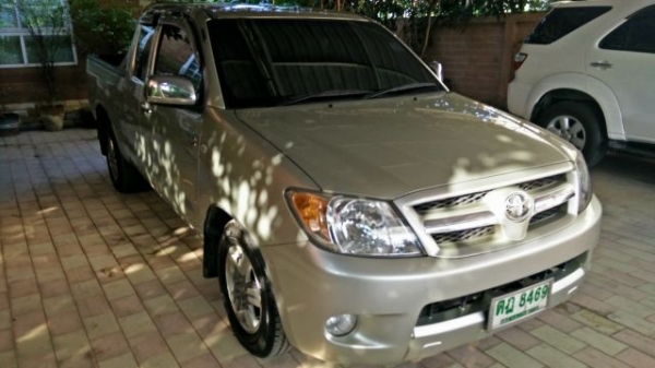 2006 TOYOTA HILUX VIGO 2.5G(รุ่นTOP)D4D สีบรอนซ์เงิน เกียร์ธรรมดา ราคาถูกด่วน