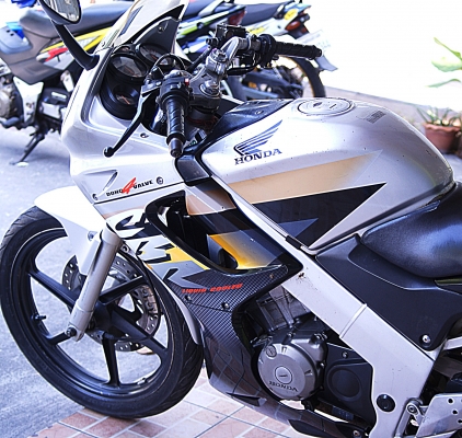 cbr 150 cc เดิมๆ เครื่องดี สตาททีเดียวติด มีลอยบ้างตาทประสารถมือสอง เล็ก มอไซค์มือสองที่ร้านยังมีรถให้เลือกอีกหลายคันจ้า ถ้าจะต่อหลายพันไม่ต้องโทรมาจ้า