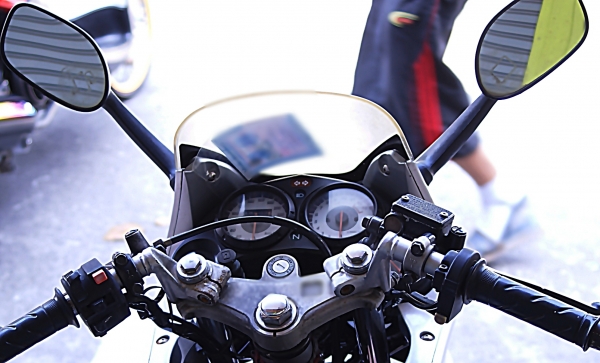 cbr 150 cc เดิมๆ เครื่องดี สตาททีเดียวติด มีลอยบ้างตาทประสารถมือสอง เล็ก มอไซค์มือสองที่ร้านยังมีรถให้เลือกอีกหลายคันจ้า ถ้าจะต่อหลายพันไม่ต้องโทรมาจ้า
