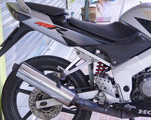 cbr 150 cc เดิมๆ เครื่องดี สตาททีเดียวติด มีลอยบ้างตาทประสารถมือสอง เล็ก มอไซค์มือสองที่ร้านยังมีรถให้เลือกอีกหลายคันจ้า ถ้าจะต่อหลายพันไม่ต้องโทรมาจ้า