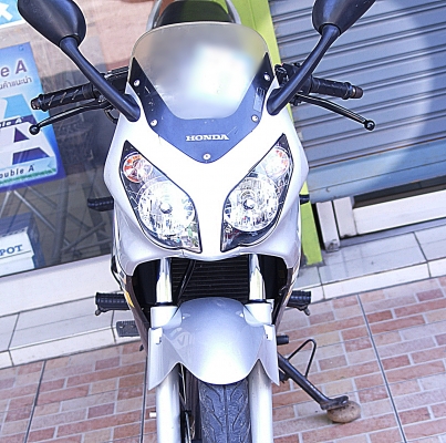 cbr 150 cc เดิมๆ เครื่องดี สตาททีเดียวติด มีลอยบ้างตาทประสารถมือสอง เล็ก มอไซค์มือสองที่ร้านยังมีรถให้เลือกอีกหลายคันจ้า ถ้าจะต่อหลายพันไม่ต้องโทรมาจ้า