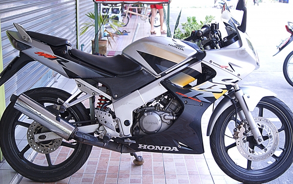 cbr 150 cc เดิมๆ เครื่องดี สตาททีเดียวติด มีลอยบ้างตาทประสารถมือสอง เล็ก มอไซค์มือสองที่ร้านยังมีรถให้เลือกอีกหลายคันจ้า ถ้าจะต่อหลายพันไม่ต้องโทรมาจ้า