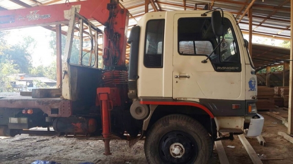 รถฮีโน่ 6 ล้อ ติดเครน 3.3 ตัน.  195 แรงม้า.  สนใจติดต่อ 081- 6079515