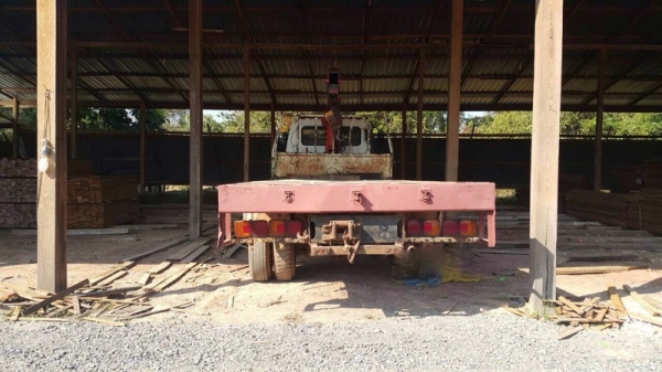 รถฮีโน่ 6 ล้อ ติดเครน 3.3 ตัน.  195 แรงม้า.  สนใจติดต่อ 081- 6079515