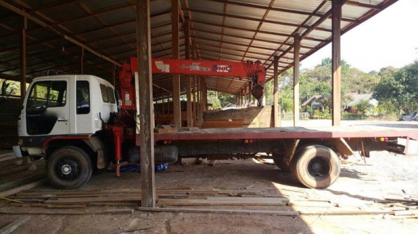 รถฮีโน่ 6 ล้อ ติดเครน 3.3 ตัน.  195 แรงม้า.  สนใจติดต่อ 081- 6079515