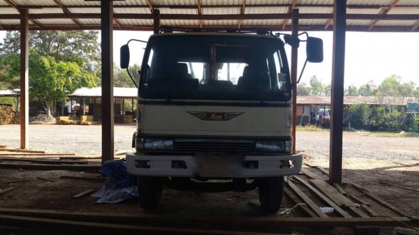 รถฮีโน่ 6 ล้อ ติดเครน 3.3 ตัน.  195 แรงม้า.  สนใจติดต่อ 081- 6079515