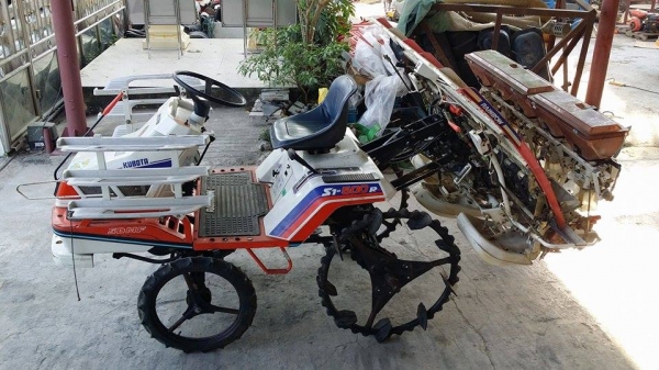 รถปลูกข้าวนั่งขับ KUBOTA เก่าญี่ปุ่น พร้อมกล่องหยอดปุ๋ยด้านท้าย ดำนา 5 แถว สภาพสวย เครื่องยนต์ติดง่าย สภาพสวยพร้อมใช้งาน