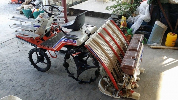 รถปลูกข้าวนั่งขับ KUBOTA เก่าญี่ปุ่น พร้อมกล่องหยอดปุ๋ยด้านท้าย ดำนา 5 แถว สภาพสวย เครื่องยนต์ติดง่าย สภาพสวยพร้อมใช้งาน รถปลูกข้าวนั่งขับ KUBOTA เก่าญี่ปุ่น พร้อมกล่องหยอดปุ๋ยด้านท้าย ดำนา 5 แถว สภาพสวย เครื่องยนต์ติดง่าย สภาพสวยพร้อมใช้งาน