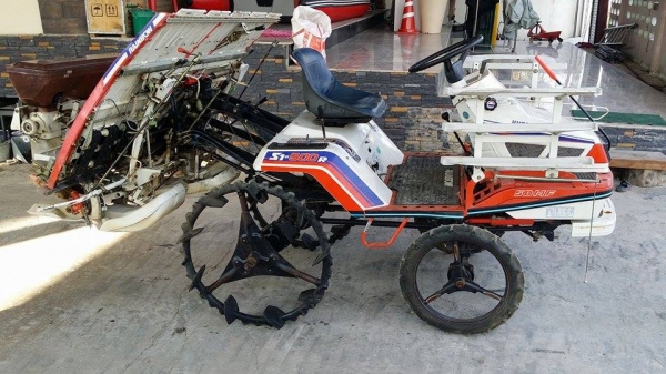 รถปลูกข้าวนั่งขับ KUBOTA เก่าญี่ปุ่น พร้อมกล่องหยอดปุ๋ยด้านท้าย ดำนา 5 แถว สภาพสวย เครื่องยนต์ติดง่าย สภาพสวยพร้อมใช้งาน รถปลูกข้าวนั่งขับ KUBOTA เก่าญี่ปุ่น พร้อมกล่องหยอดปุ๋ยด้านท้าย ดำนา 5 แถว สภาพสวย เครื่องยนต์ติดง่าย สภาพสวยพร้อมใช้งาน